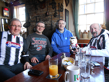 Ray the Fish, with neighbour Tony (Cleethorpes Promenade 1976 Daily Mirror Fan of the Year), Mattie and Jay (Bro' of Coleen the Fish) share morning tea and stories a plenty.