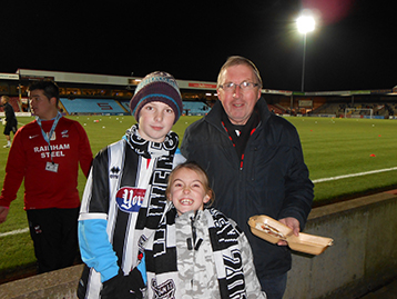 John & Sophie prepare with a pre-match burger.