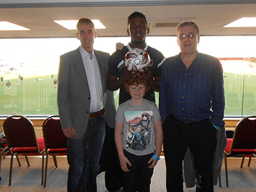 Youth product Rory - strangely torn between the Mariners and the Imps - in the reliable hands of Steve is obviously ecstatic meeting Toto and the Innkeeper. We trust Steve will continue the education of Rory in the right direction.